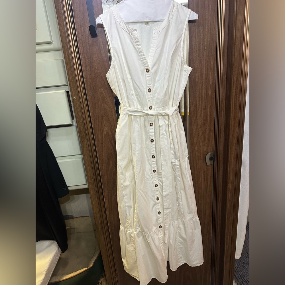 Elegant White Sleeveless Button-Down Dress with pockets